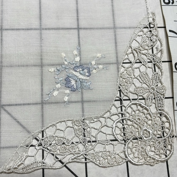 Lot of vintage handkerchiefs/linens w/embroidery and lace embellishments - Picture 16 of 16